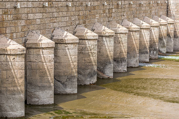 weir em um rio para regular o fluxo - weir - fotografias e filmes do acervo