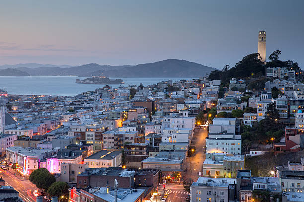 황혼 over 샌프란시시코 전신 힐스, 노스 비치 - coit tower san francisco county telegraph hill telegraph machine 뉴스 사진 이미지