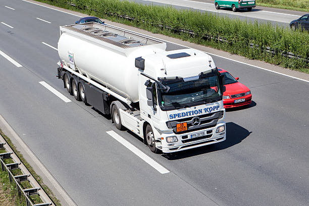 mercedes-benz-tanque na estrada de alemão - men vehicle part silo driving imagens e fotografias de stock