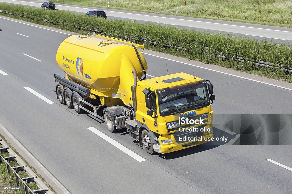 ОАЗ Силосная башня грузовик на шоссе Германии - Стоковые фото Автобан роялти-фри