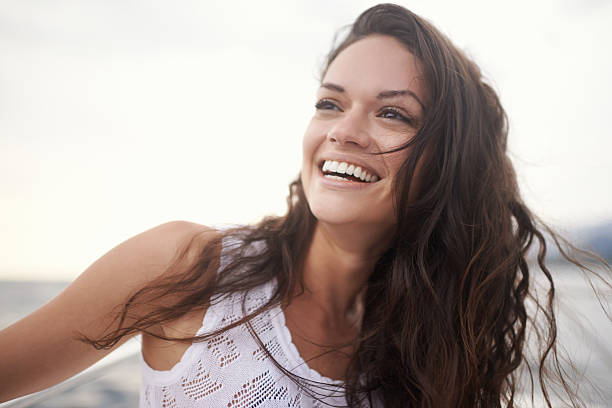 номер ocean breeze, терапевтических - women smiling beautiful brown hair стоковые фото и изображения