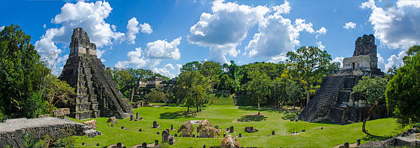 panorama ruínas de tikal e das pirâmides - guatemala - fotografias e filmes do acervo