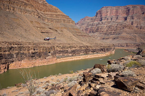 helicóptero no grand canyon - canyon majestic grand canyon helicopter imagens e fotografias de stock