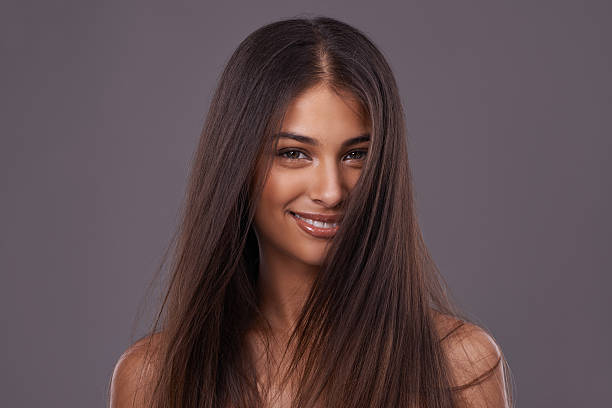 she's got gran cabello y una mejor sonrisa. - beauty beautiful brown hair black hair fotografías e imágenes de stock