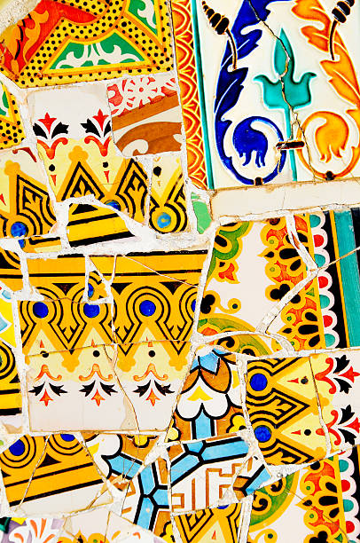 azulejos coloridos close-up da colcha de retalhos parque de gaudí em barcelona, espanha - mosaic tile antonio gaudi art - fotografias e filmes do acervo