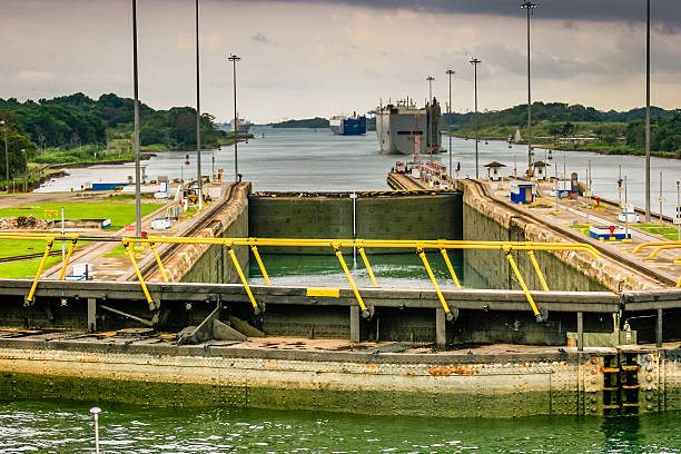 양식 보기 다리 한 배에 파나마운하 - containerisation 뉴스 사진 이미지