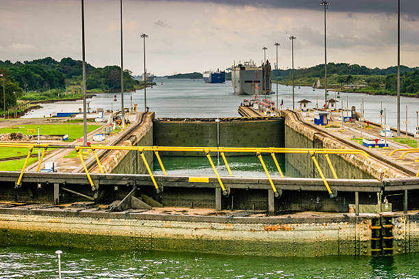 ver formulário a ponte de um navio no canal do panamá - containerisation - fotografias e filmes do acervo