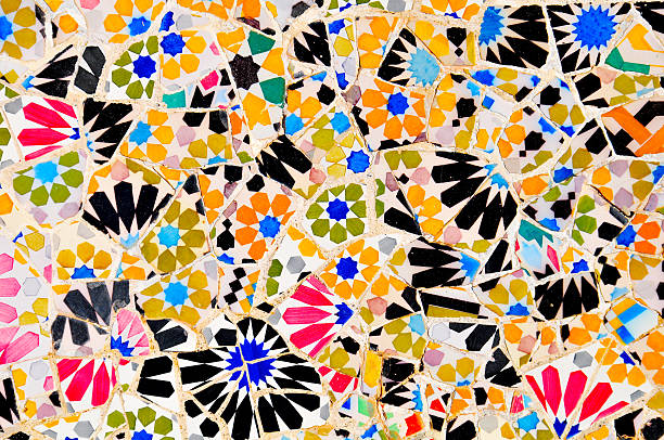 azulejos coloridos close-up da colcha de retalhos parque de gaudí em barcelona, espanha - mosaic tile antonio gaudi art - fotografias e filmes do acervo