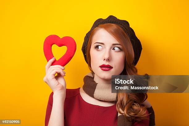 Rotes Haar Mädchen Mit Shape Herz Auf Gelbem Hintergrund Stockfoto und mehr Bilder von Attraktive Frau