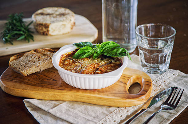 zapiekanka z baklazany i serem - eggplant parmesan cheese baked cheese zdjęcia i obrazy z banku zdjęć