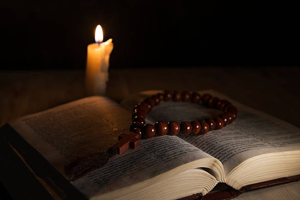 religiosas tema livro de oração com uma cruz - confessional nun imagens e fotografias de stock