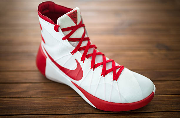 nike hyperdunk chaussures de sport de basket - untied pair sports shoe shoe photos et images de collection