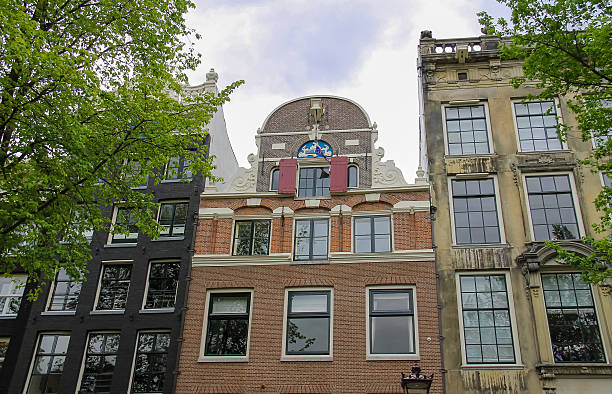 ペディメントの古代建築でアムステルダム - gable ストックフォトと画像