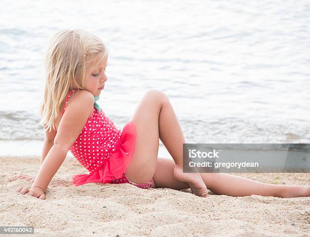 дети beach 少女ビーチでの日光浴 - 1人のストックフォトや画像を多数ご用意 - 1人, 2015年, ピンク色 - iStock