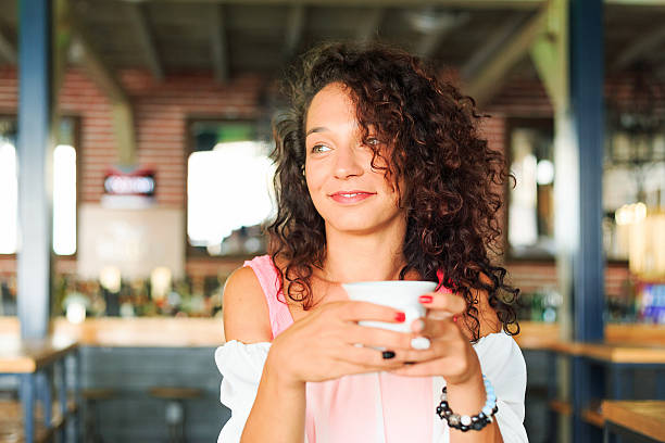 ragazza con una tazza di caffè - brown candid caffein drink foto e immagini stock