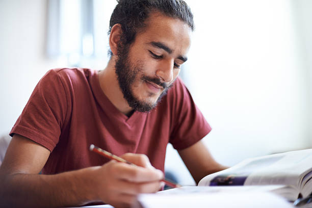 ciężko pracującego nad dobrym przyszłości - book working college student classroom zdjęcia i obrazy z banku zdjęć