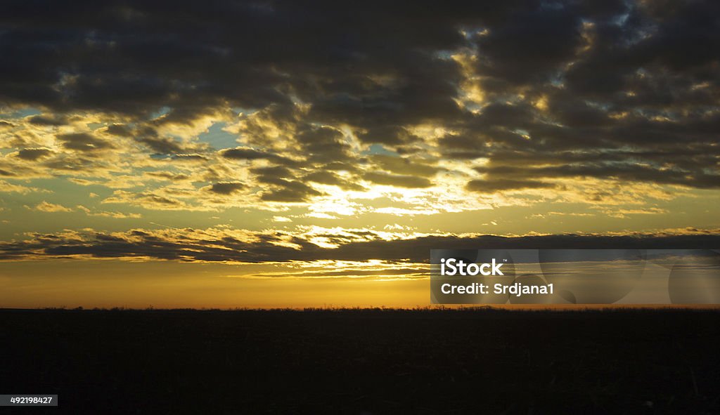 Arancio intenso Panorama di nuvole, bellissimo tramonto - Foto stock royalty-free di Ambientazione esterna