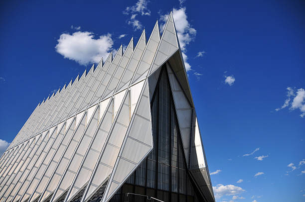 chapelle de l'us air force academy à colorado springs - chapel united states air force academy vibrant color steel photos et images de collection