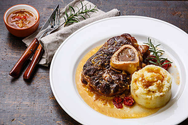 preparado osso buco de vitela carne e purê de batatas - osso buco veal shank cooked - fotografias e filmes do acervo