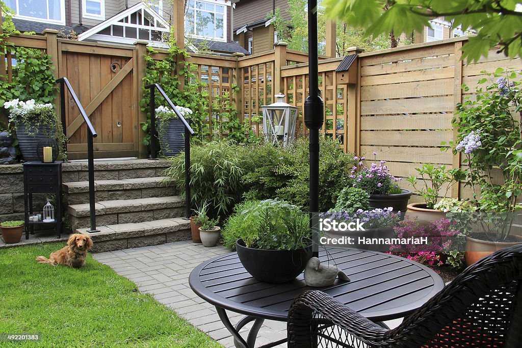 Jardín pequeño - Foto de stock de Jardín privado libre de derechos