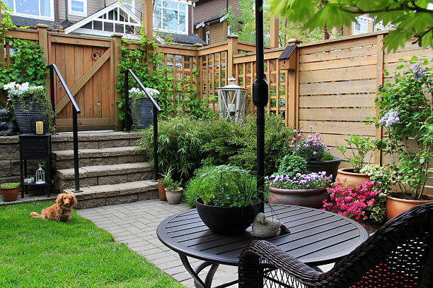 小さな庭園 - fence formal garden gardening ornamental garden ストックフォトと画像