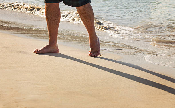 mann zu fuß auf den strand - human foot wading sea human toe stock-fotos und bilder