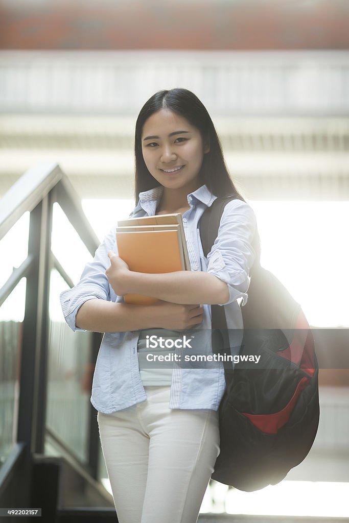 Asiatische weibliche Studenten auf dem campus - Lizenzfrei Asiatischer und Indischer Abstammung Stock-Foto