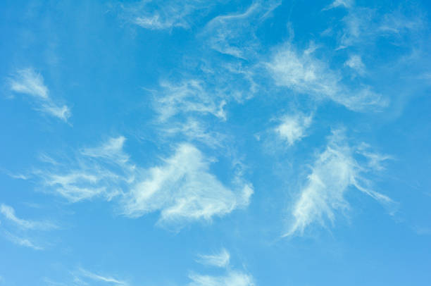 Chmura z błękitnym niebem – zdjęcie