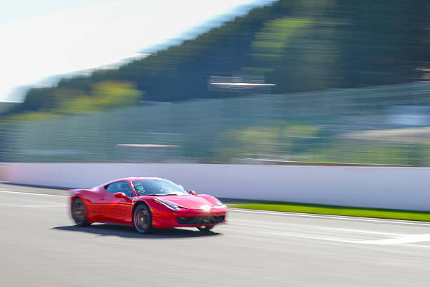 ferrari 458 italia voiture de sport - luxury sports car red supercar photos et images de collection