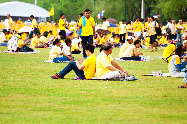 espera tailandeses en sanam luang park - sanam luang park fotografías e imágenes de stock