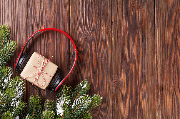 boîte de cadeau de noël avec branche de sapin et des écouteurs - christmas tree audio photos et images de collection