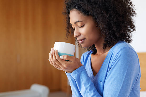 saborea su café por la mañana - tea women cup drinking fotografías e imágenes de stock