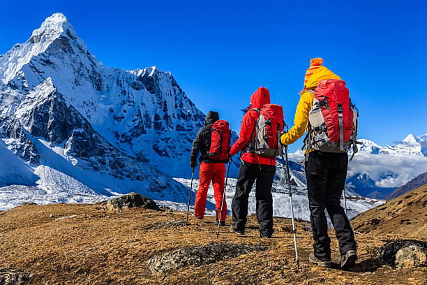 grupo de 3 trekkers no parque nacional do monte everest, nepal - ama dablam imagens e fotografias de stock