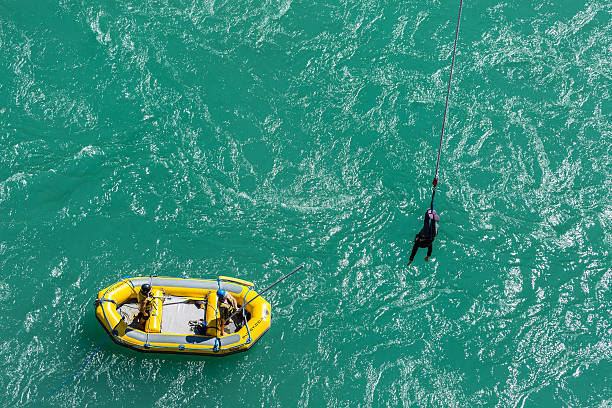 aj ressentez le crew utilisez de longues pour prendre leur client stick - kawarau river photos et images de collection