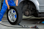mechaniker-wechselnde-steuer-eines-modernen-autos.jpg?b=1&s=170x170&k=20&c=_nrCrSJIPTBq7DyWDuH_zWie1JMB-On-5Zvj_J_Tf24=