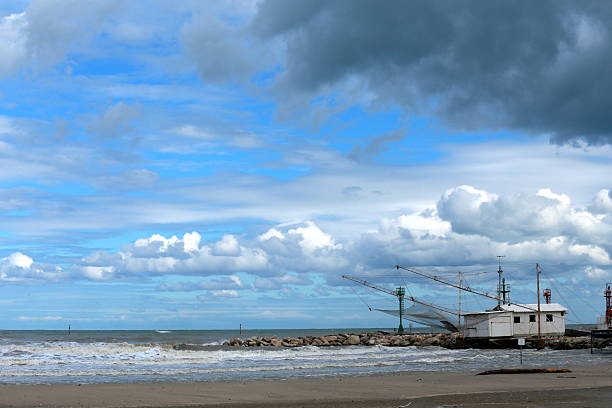 avec des vagues de la mer - profondità photos et images de collection