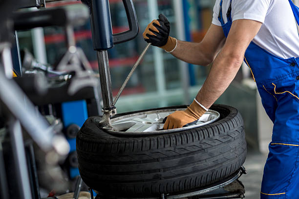 engenheiro equilibrando automóvel em balanceador de rodas - tire car built structure surrogate - fotografias e filmes do acervo