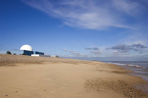 sizewell b power station und blick auf den strand - area of outstanding natural beauty stock-fotos und bilder