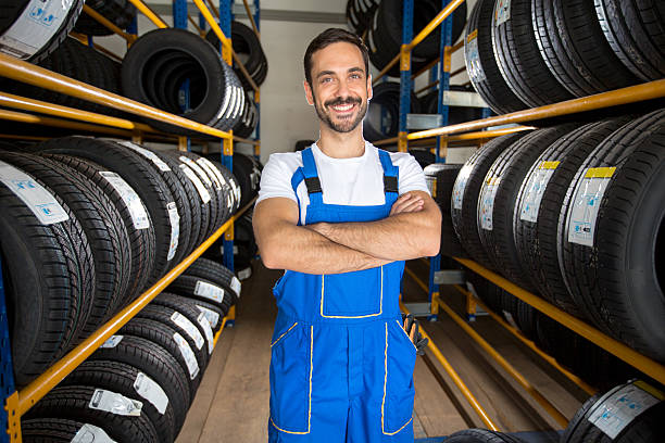 portret mężczyzna mechanik samochodowy - auto repair shop adult auto mechanic blue zdjęcia i obrazy z banku zdjęć