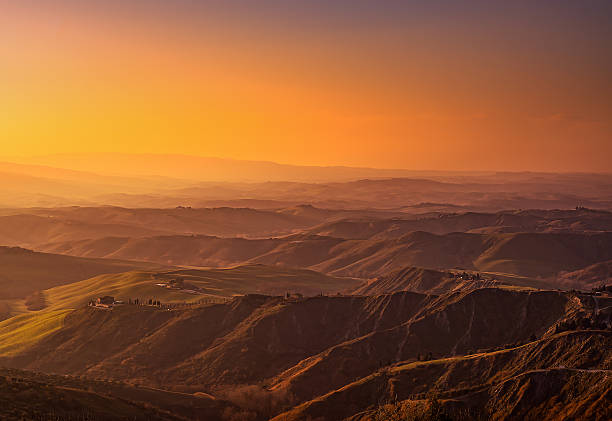 トスカーナ、ヴォルテッラル balze 田園風景に夕日をご覧ください。イタリア） - フラウンスドドレス ストックフォトと画像