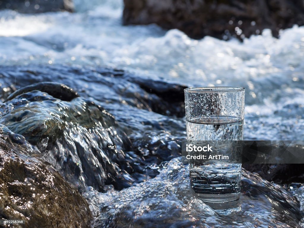 Naturel de l'eau dans un verre - Photo de Source naturelle libre de droits
