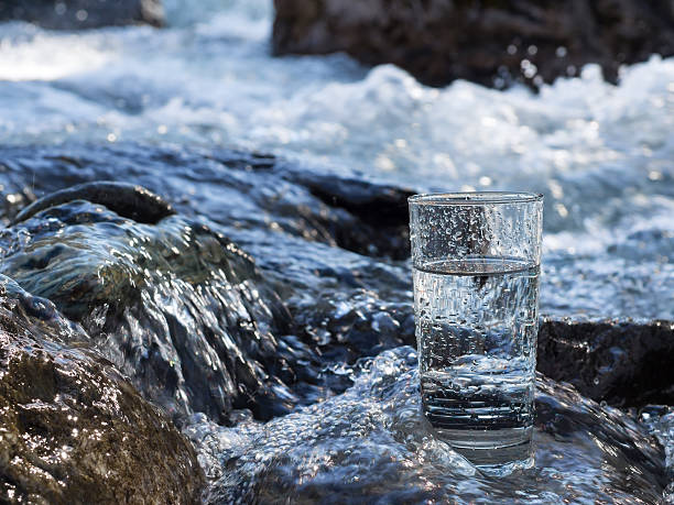 naturel de l'eau dans un verre - fountain water stone falling water photos et images de collection