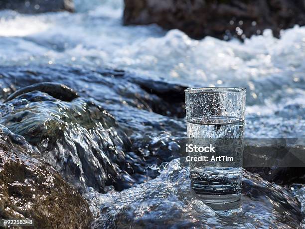 Photo libre de droit de Naturel De Leau Dans Un Verre banque d'images et plus d'images libres de droit de Source naturelle - Source naturelle, Eau, Eau minérale