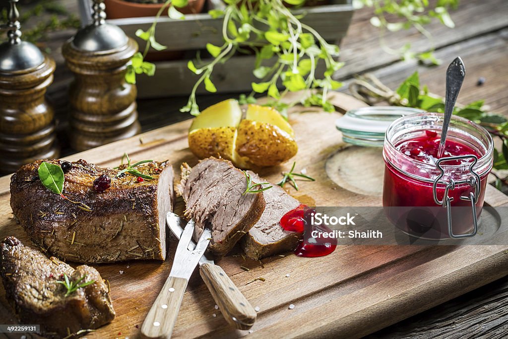 Gros plan de la venaison avec sauce de canneberge et de légumes - Photo de Venaison libre de droits