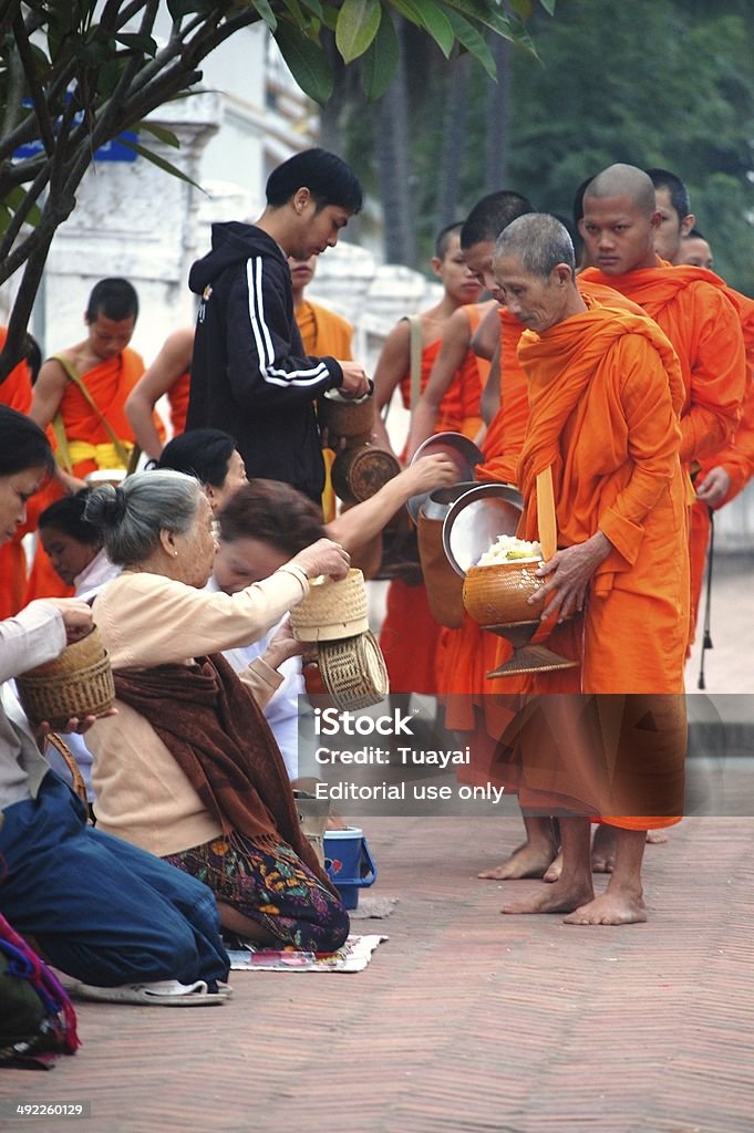 Almsgiving um Klebreis im Luang Prabang Stadt Loas - Lizenzfrei Almosen Stock-Foto