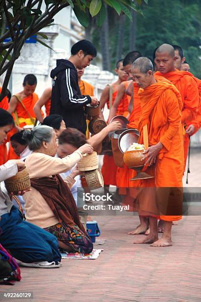 Almsgiving Um Klebreis Im Luang Prabang Stadt Loas Stockfoto und mehr Bilder von Almosen - Almosen, Asien, Beten