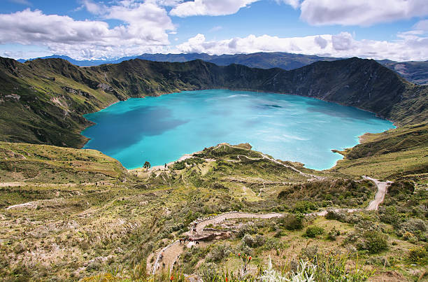 magnífica vista al lago de la caldera quilotoa - lagoon fotografías e imágenes de stock