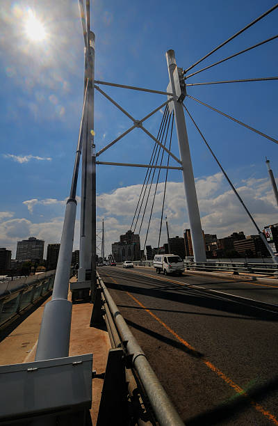 puente de nelson mandela, johannesburgo, sudáfrica - nelson mandela bridge bridge cityscape south africa fotografías e imágenes de stock