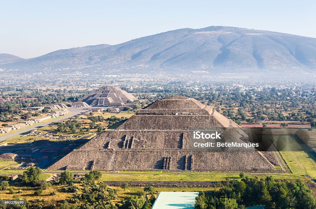 Vista Aérea De Las Pirámides Del Sol Y La Luna Foto de stock y más banco de  imágenes de Teotihuacán - Teotihuacán, 2015, América Central - iStock