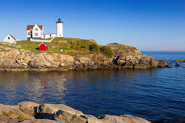 cape neddick (leuchtturm nubble lighthouse york), maine, usa. - maine flag nubble lighthouse new england stock-fotos und bilder